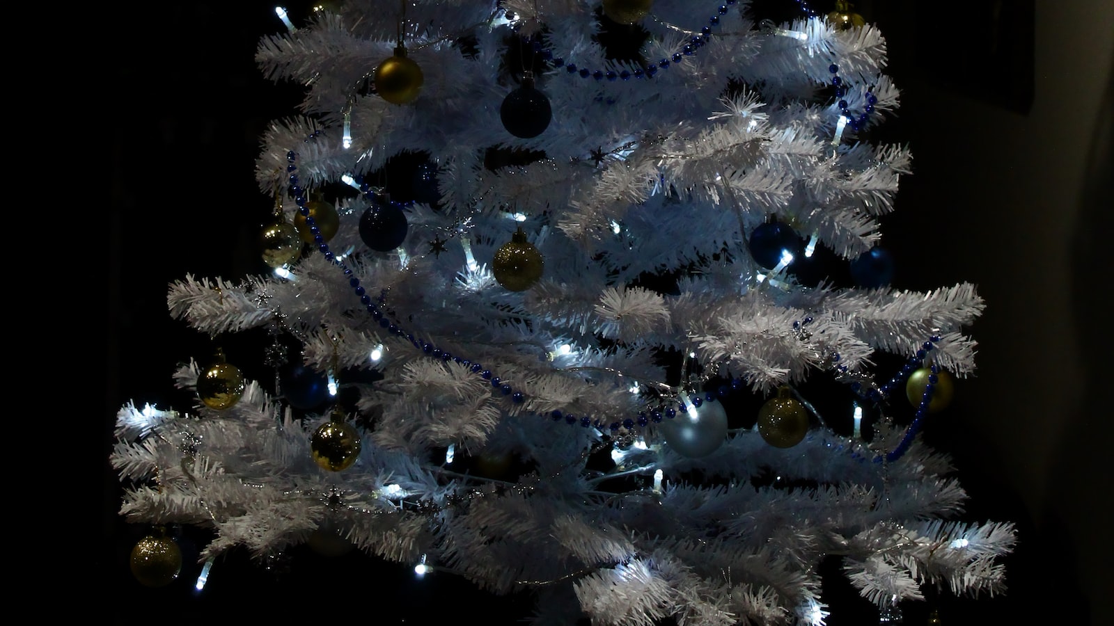 Read more about the article “Artificial Intelligence in Home Appliances: Making Life Easier”